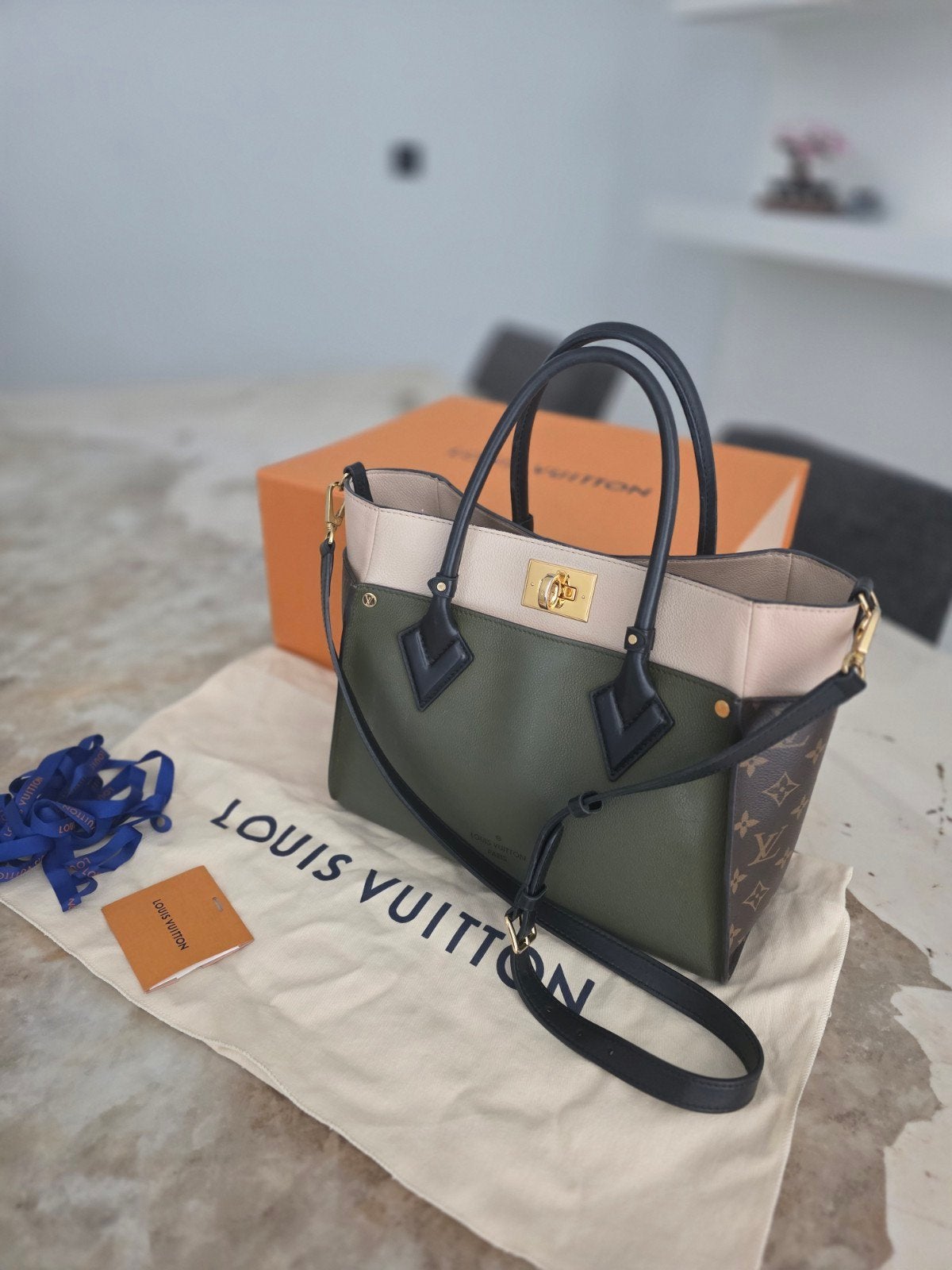 Louis vuitton, Ophalen