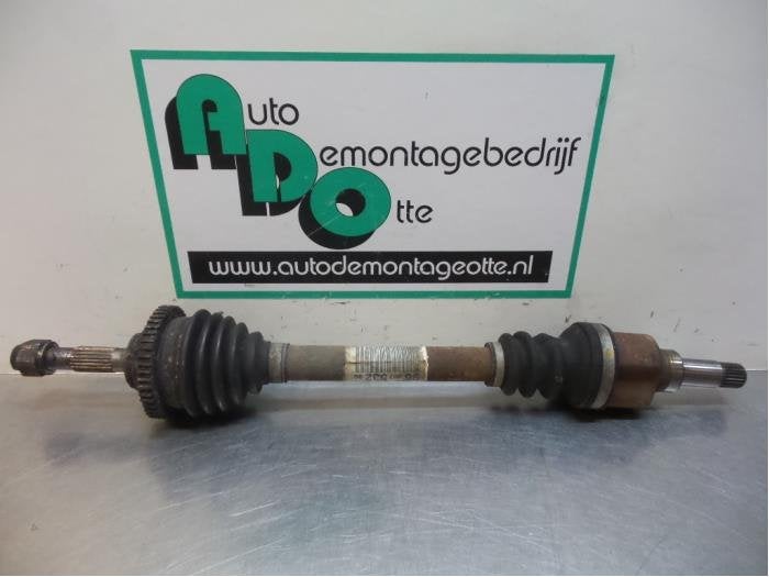 Aandrijfas links-voor van een Peugeot 206 (206 98-), Auto-onderdelen, Remmen en Aandrijving, Peugeot, Gebruikt, 3 maanden garantie