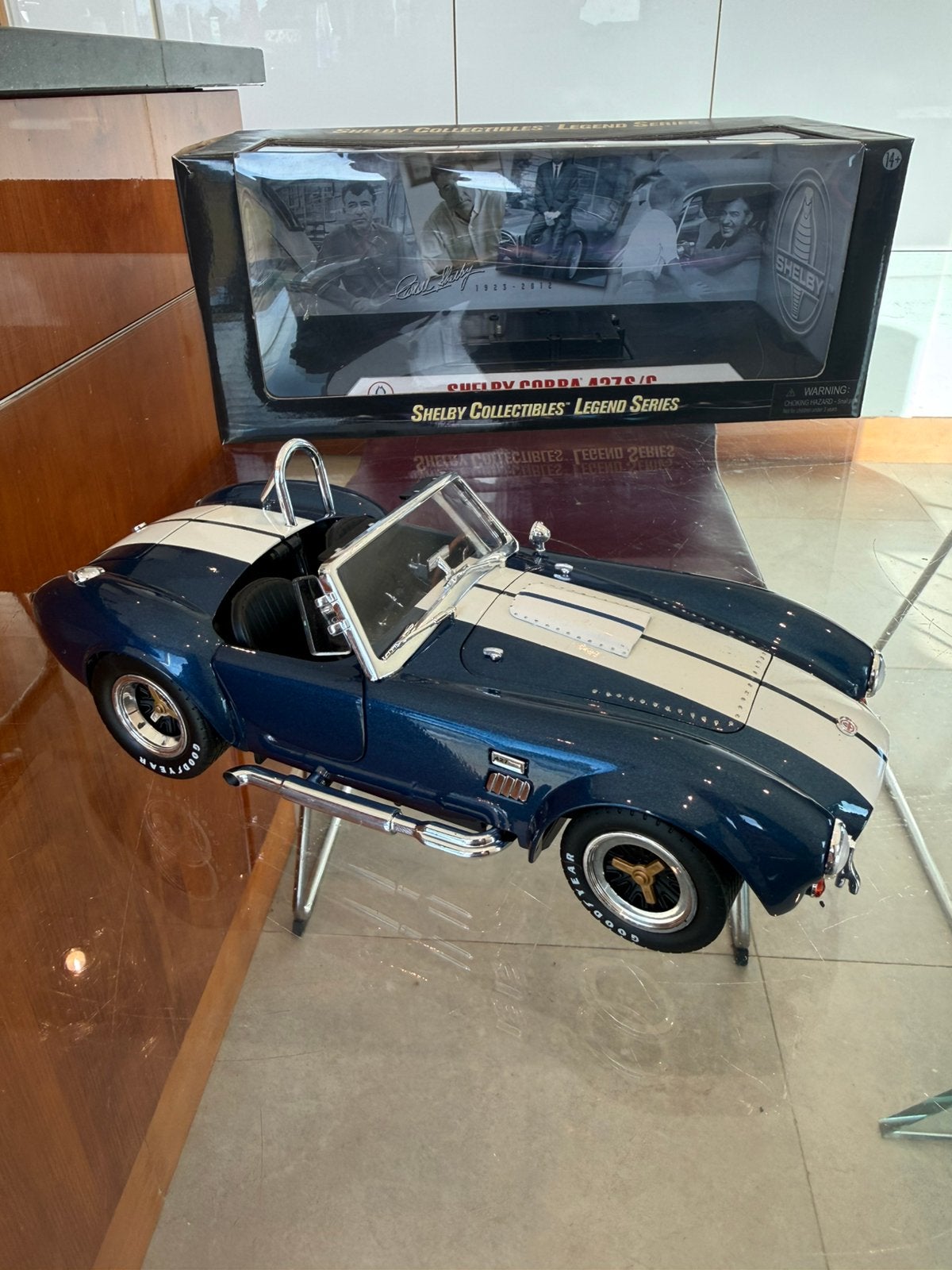 une Shelby Cobra 427 S/C (Semi-Competition) 1965/1967 1/18, Enlèvement ou Envoi, Comme neuf, Voiture, Autres marques