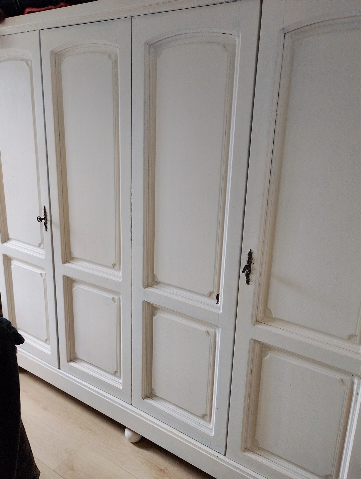 Witte houten kleerkast, Enlèvement