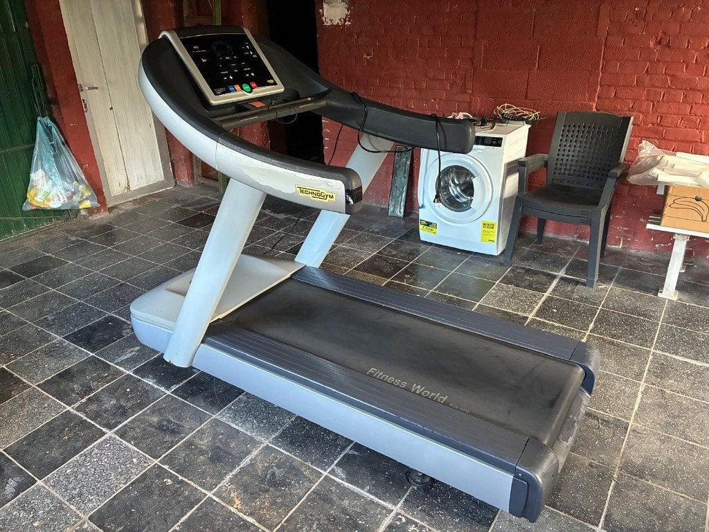 Technogym professionele  loopband, Sport en Fitness, Ophalen, Overige materialen, Gebruikt, Benen
