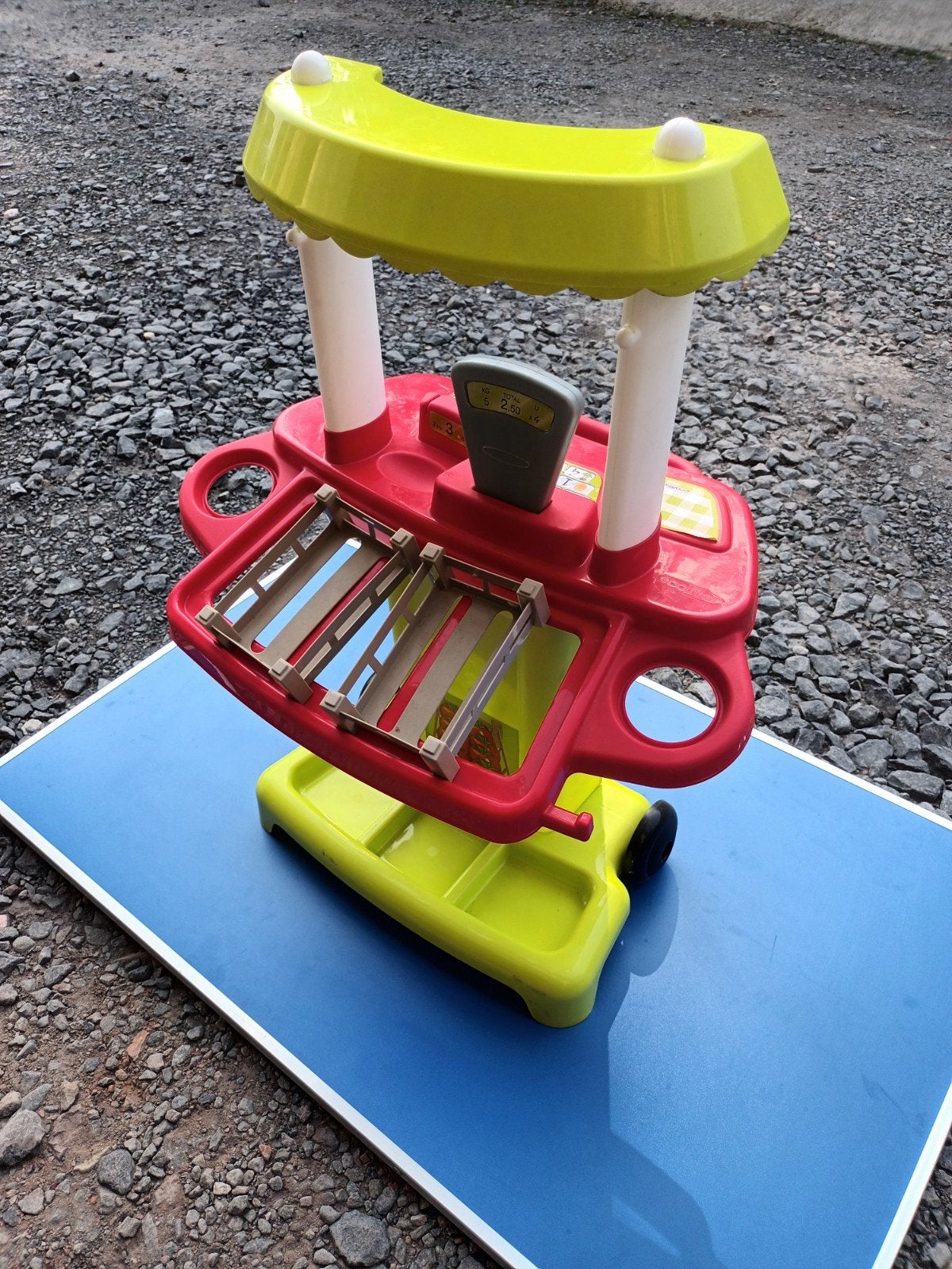 Petit stand magasin jeu pour enfants. 
Jeu pour enfants
Bon, Enlèvement