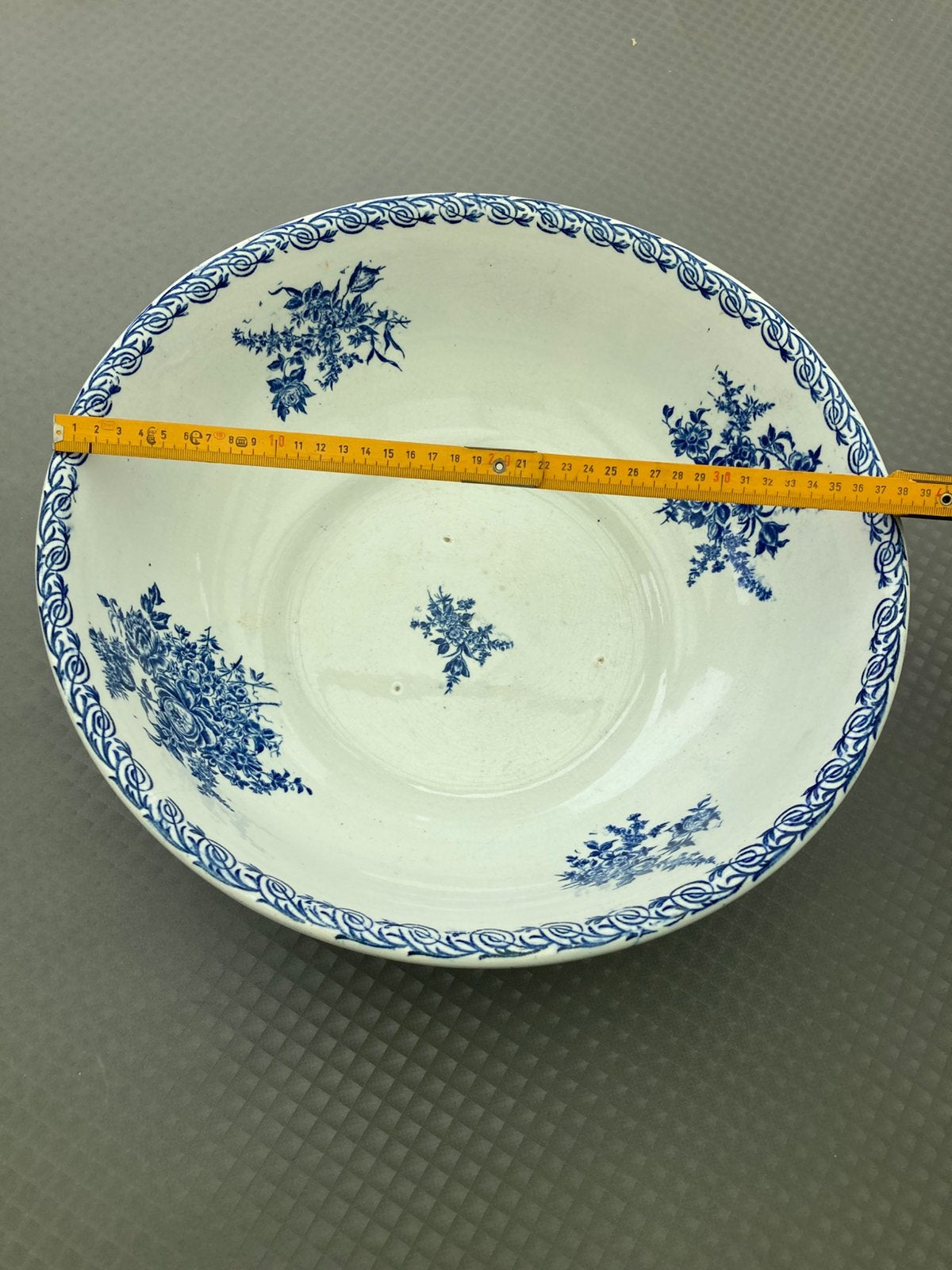 Antieke kom van aardewerk, Ophalen