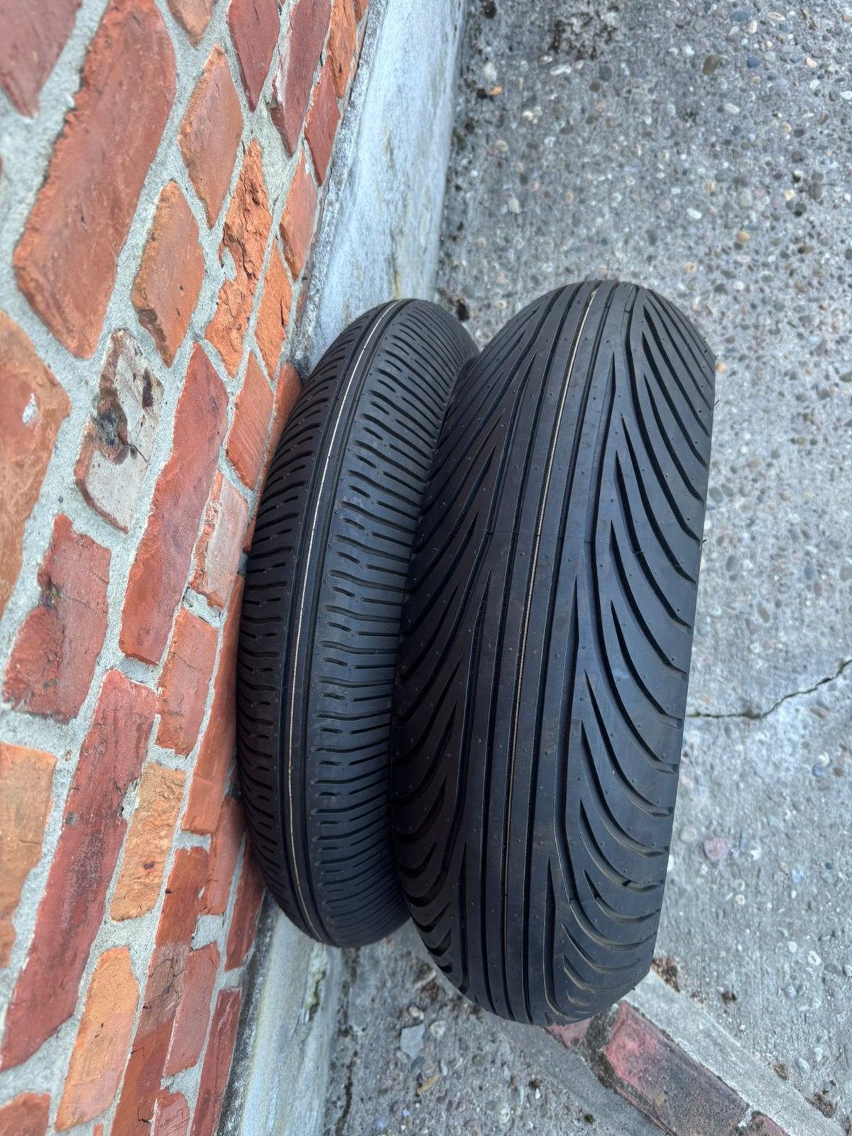 Pneus de pluie Bridgestone neufs, Motos, Enlèvement ou Envoi, Neuf