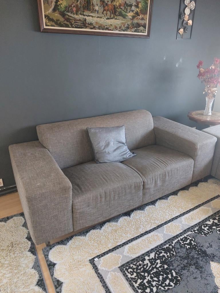 I am selling a 3+2 couch for 40 eu and a TV table for 50 eu, Maison & Meubles, Canapés | Coins salons complets, Enlèvement