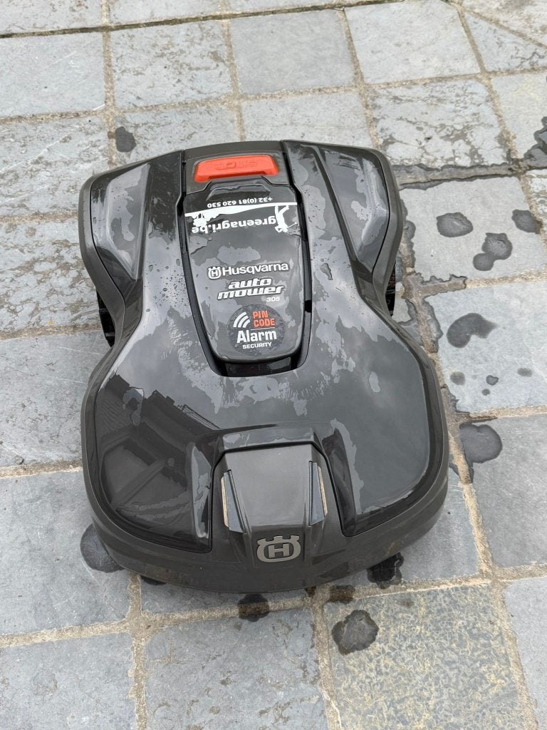 Husqvarna Automower 305 + schuilplaats, Ophalen, Zo goed als nieuw, Husqvarna