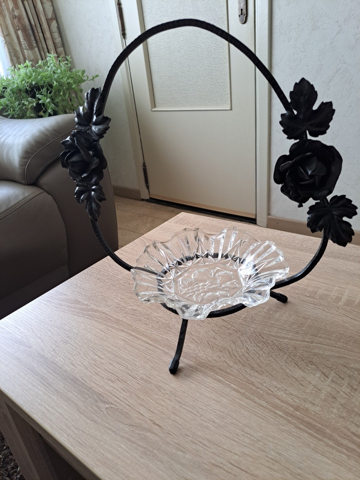 schaaltje met smeedijzeren bloemen.ophalen Ekeren, Ophalen