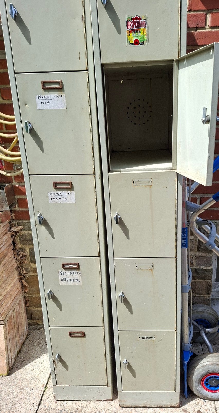 Lot armoires et bureau métalliques. Faire offre., Enlèvement