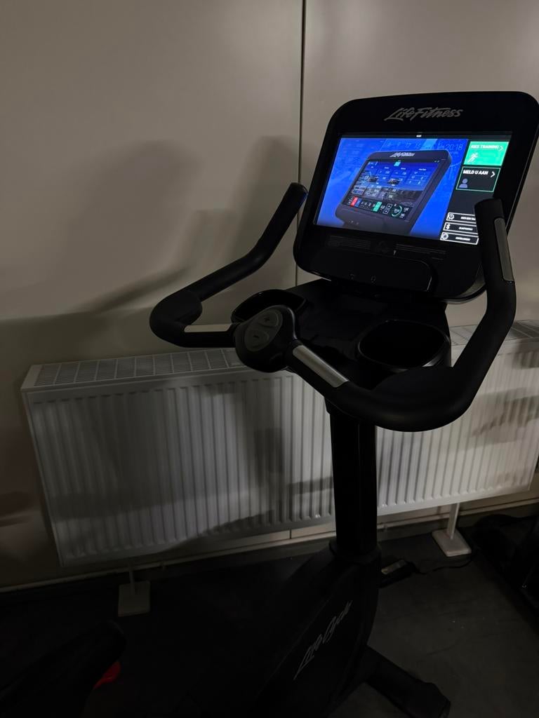 LIFE FITNESS SE3HD UPRIGHT BIKE MET WIFI FULL BLACK, Enlèvement ou Envoi, Comme neuf
