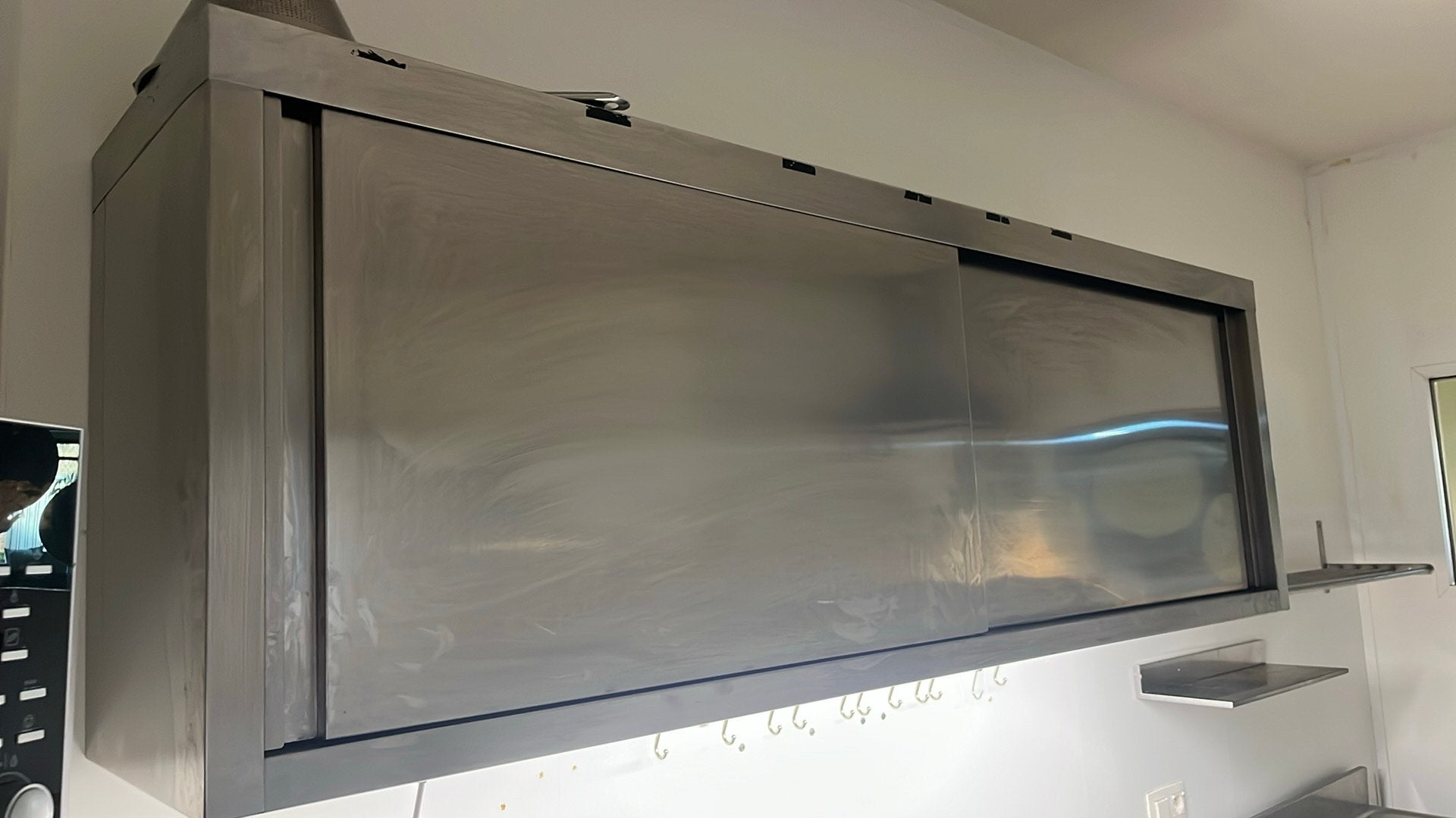 Inox hangkast, Ophalen