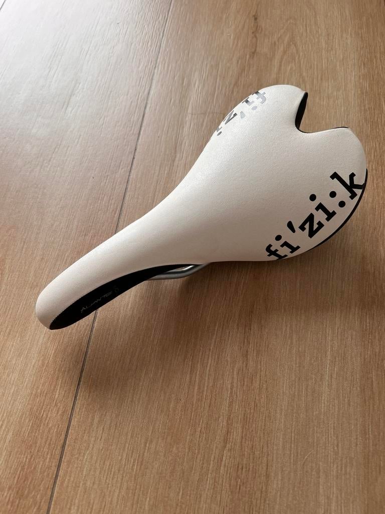 Zadel race Fizik, Gravelbike, Enlèvement, Cuir, Selle