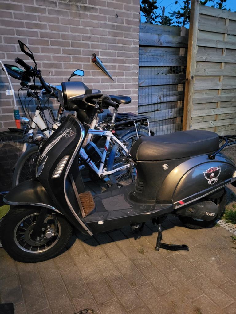 Scooter venesi fly 50cc, Fietsen en Brommers, Ophalen