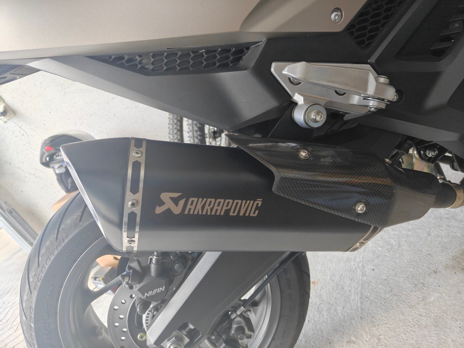 Akrapovic vor forza 750 en Adv incl db killer, Motos, Enlèvement