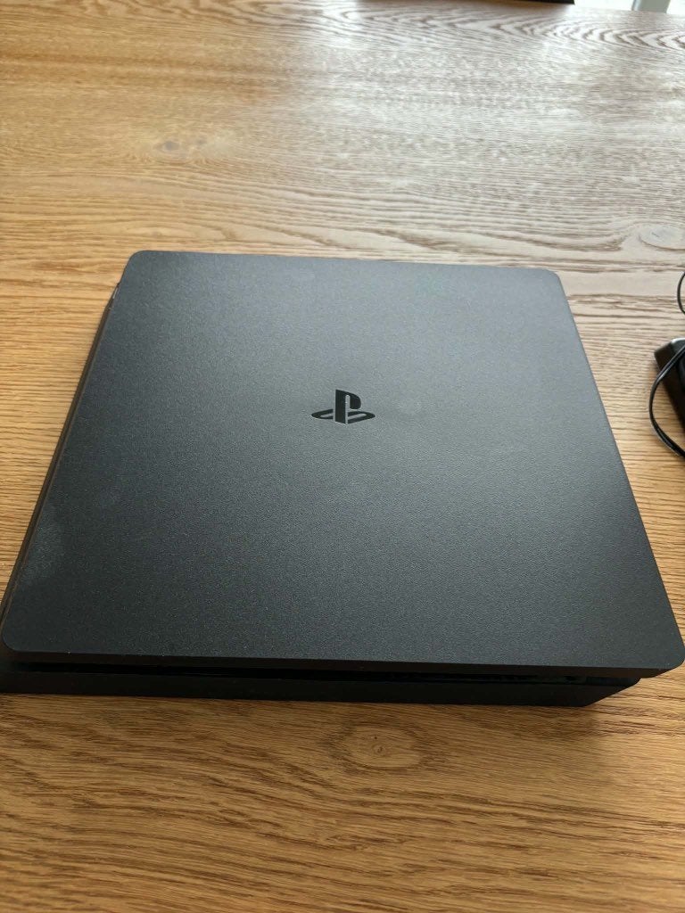 ps4 slim + 2 controllers + 11 games + oplaadstation, Ophalen, Met 2 controllers, Slim, 500 GB