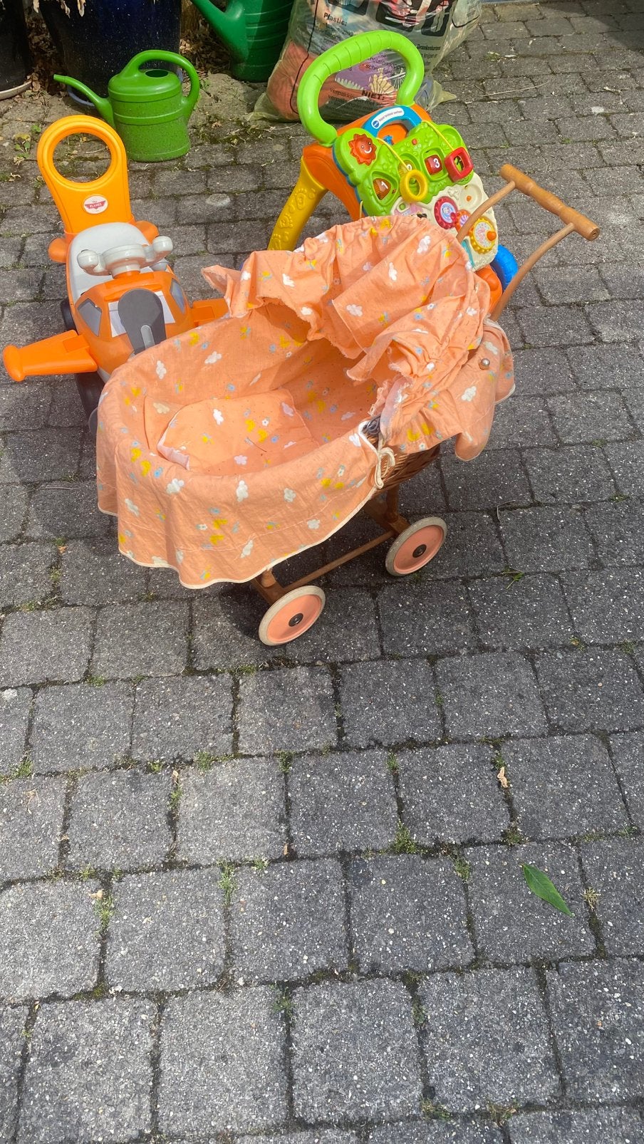 Poussette en osier, Enfants & Bébés, Jouets | Extérieur | Jouets en vrac, Enlèvement, Utilisé