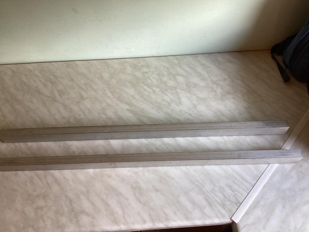 2 profilés en aluminium, Enlèvement