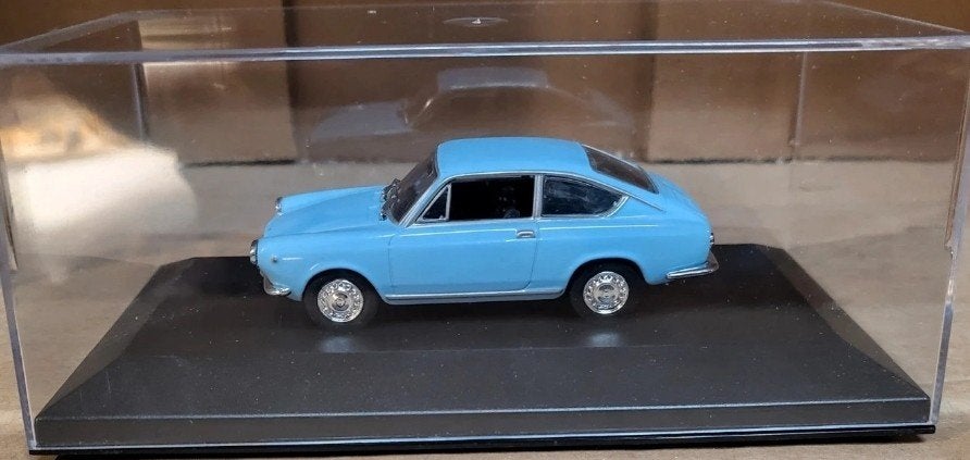 Fiat 850 Coupé bleu clair 1:43 en vitrine, Enlèvement ou Envoi