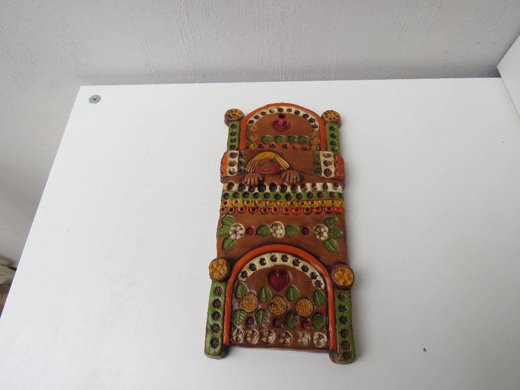 Scandinavisch wandpaneel keramiek meisje in bed, Antiek en Kunst, Ophalen of Verzenden