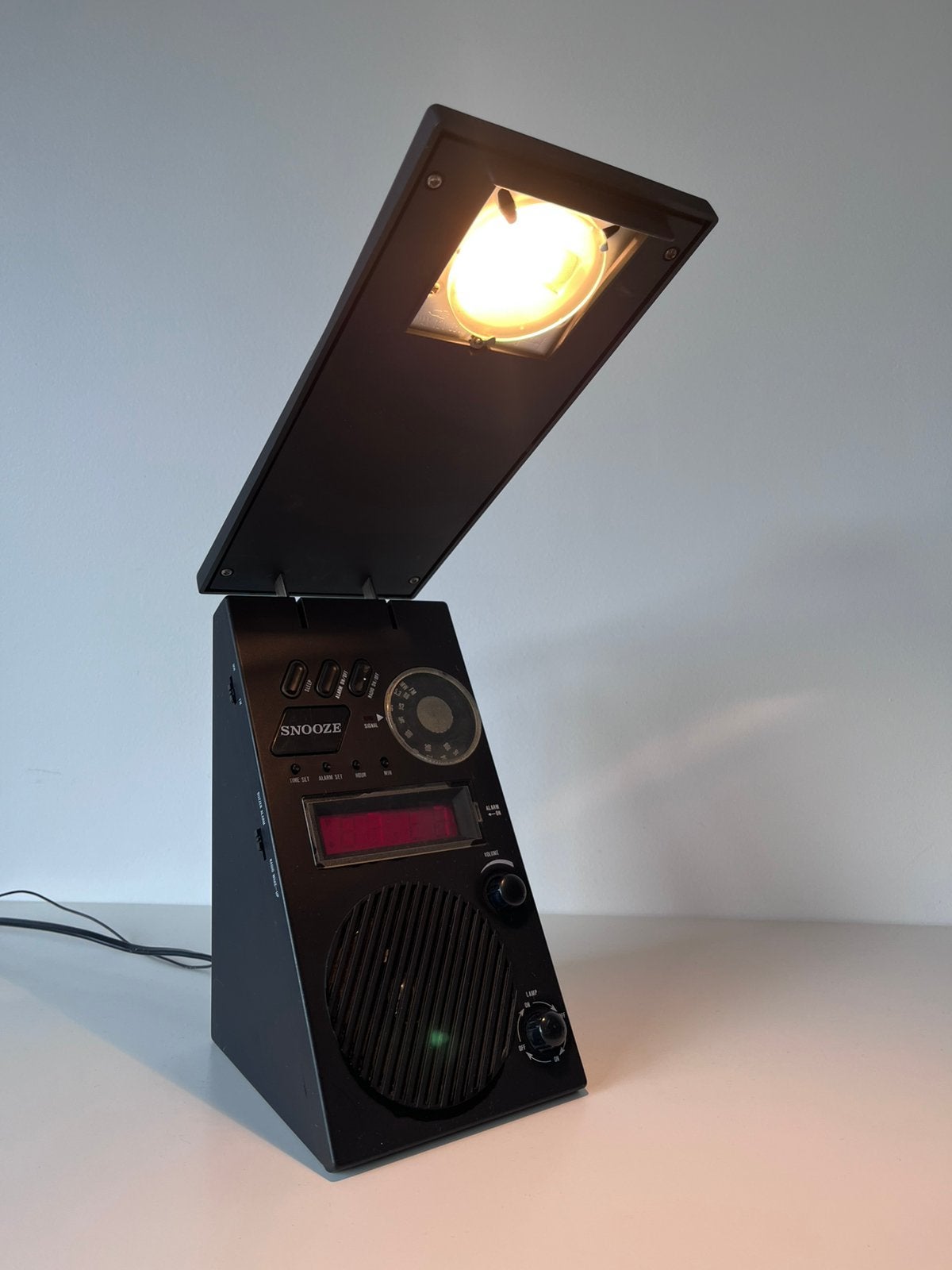 Design wekkerradio met geïntegreerde halogeen leeslamp, Antiek en Kunst, Ophalen of Verzenden
