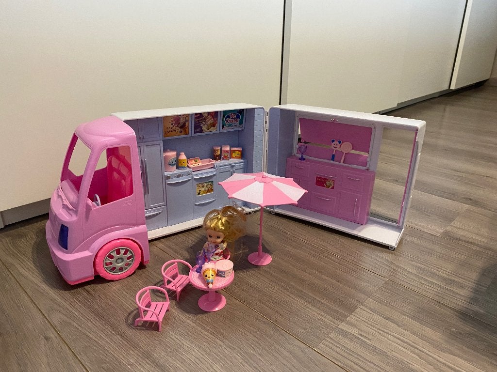 Barbie Amelia bakery shop, Ophalen