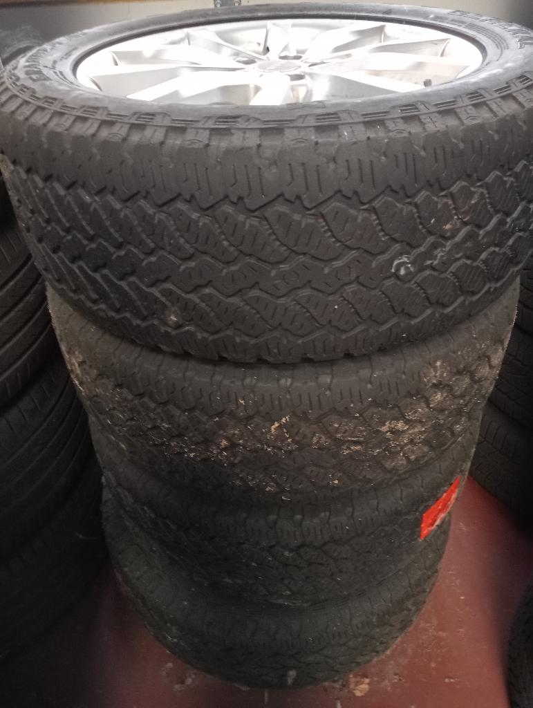 Landrover winterbanden met velgen, Auto-onderdelen, Banden en Velgen, Gebruikt, 255 mm, Banden en Velgen, Winterbanden