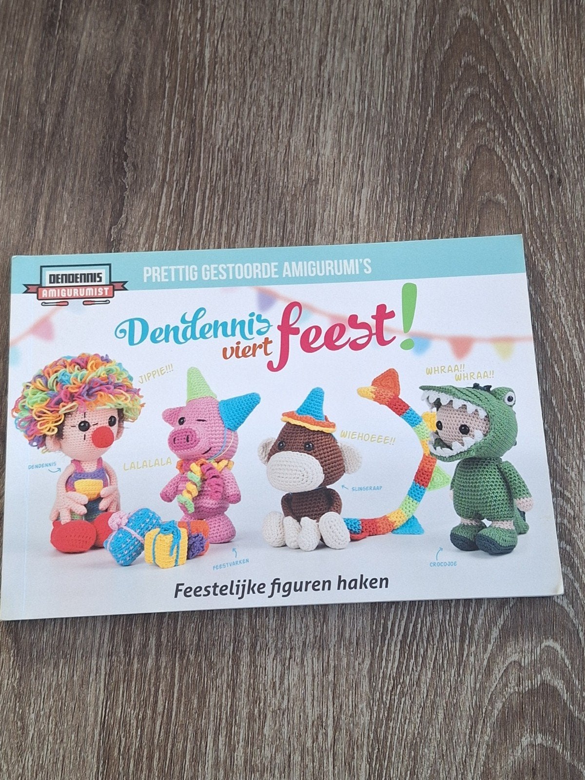 *Dendennis viert feest-feestelijke figuren haken, Boeken, Ophalen, Zo goed als nieuw, Breien en Haken