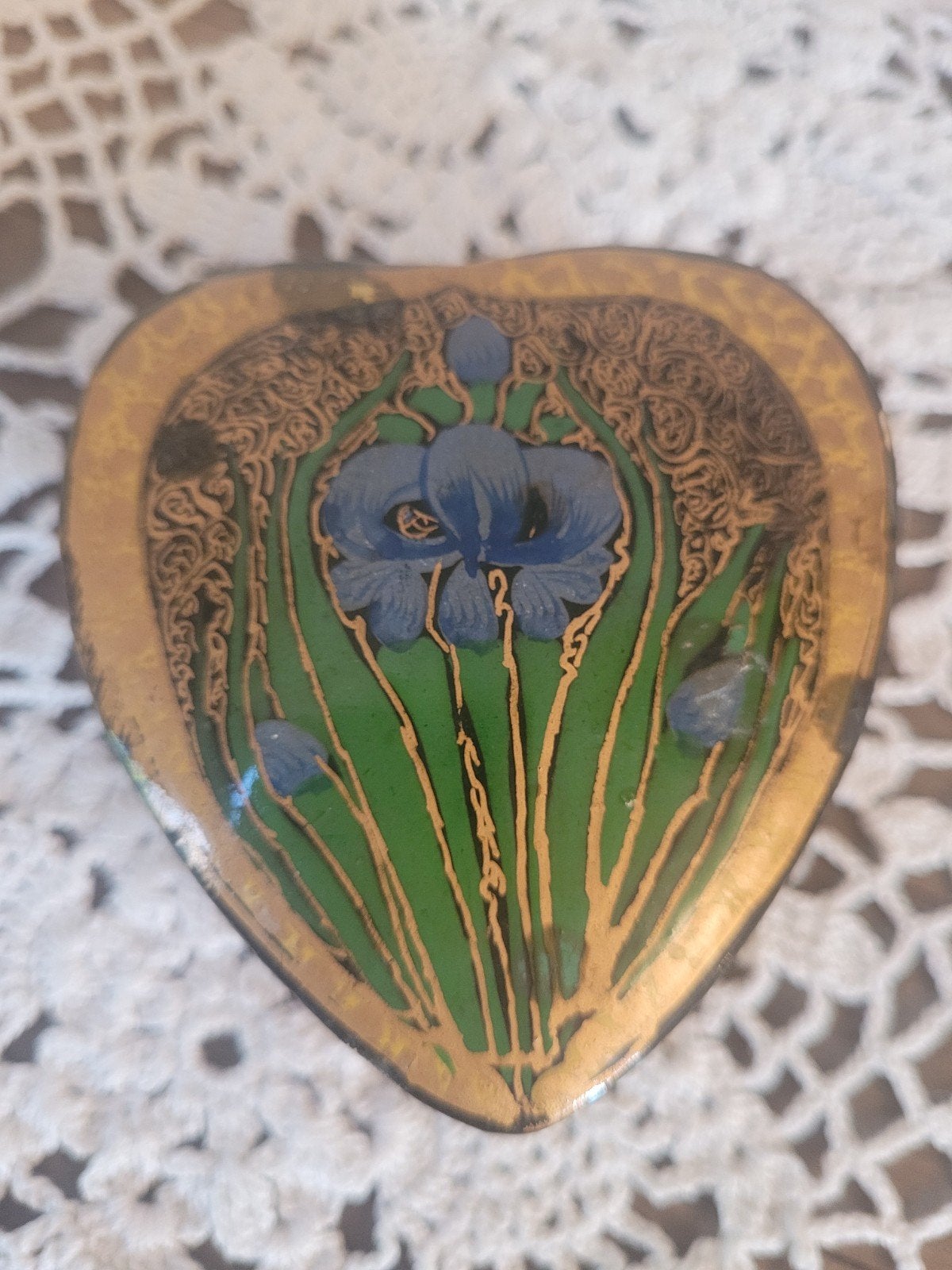 Boîte en forme de cœur motif iris, Enlèvement ou Envoi