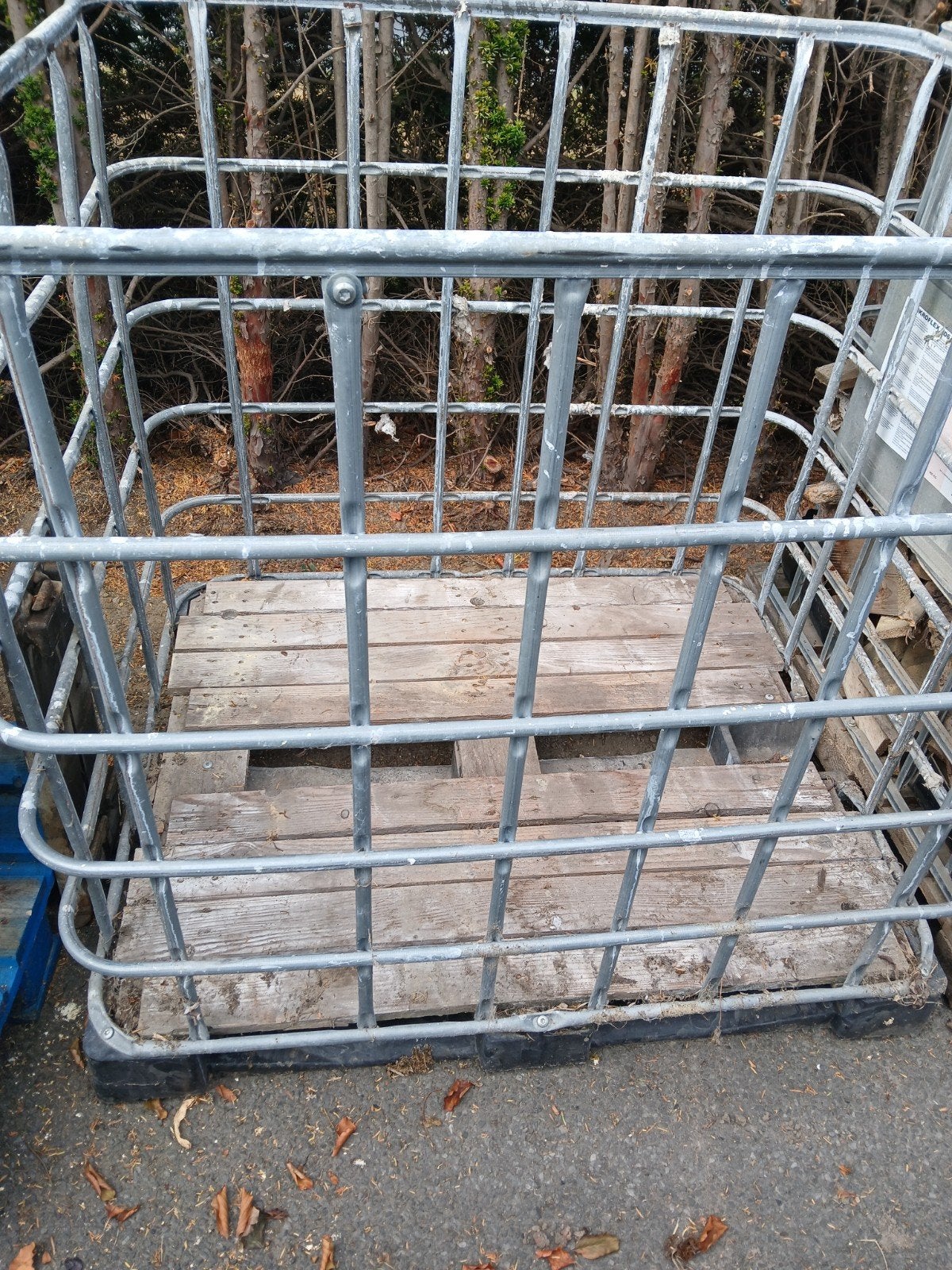 18 conteneurs à bois de chauffage IBC, Enlèvement