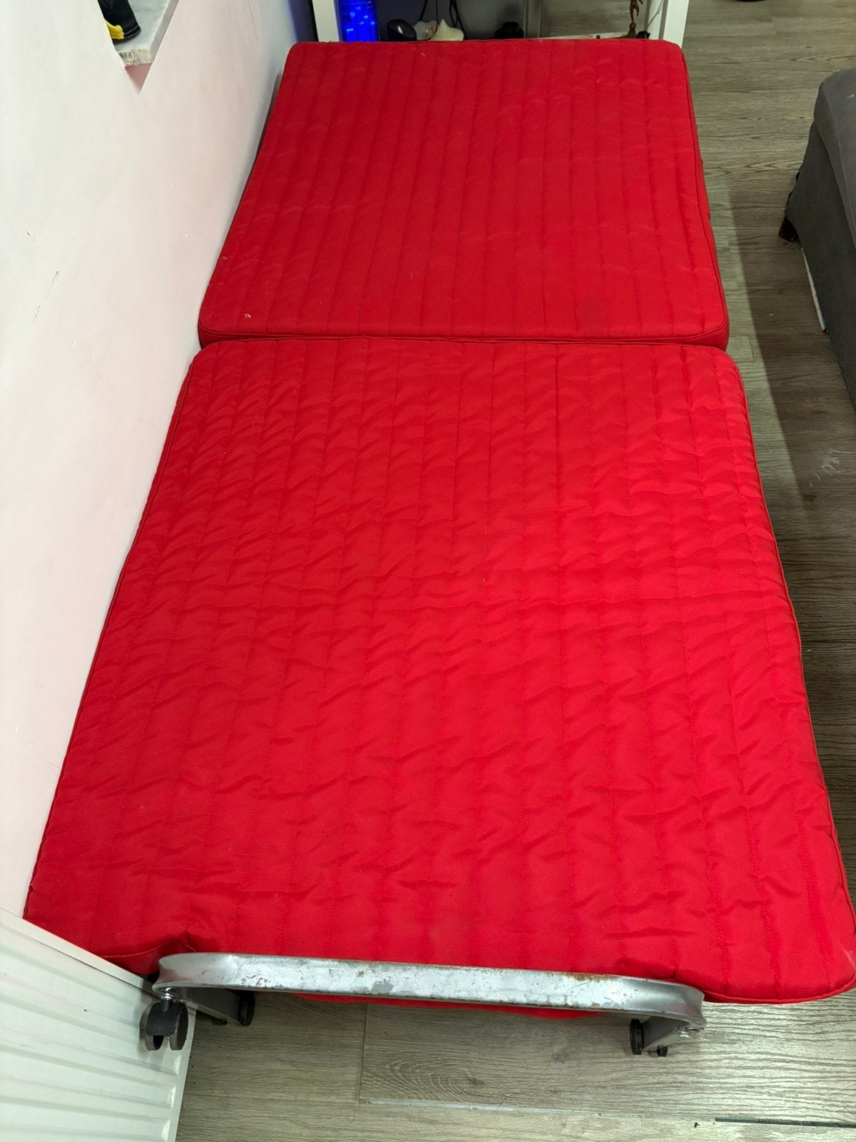 Banquette-lit / Futon Rouge 2-3 places - Se plie en lit -, Maison & Meubles, Enlèvement ou Envoi, Comme neuf, Rouge, Métal