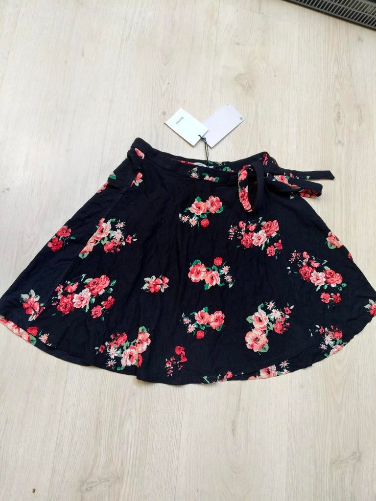 Nieuwe bloemenrok (Medium), Maat 38/40 (M), Nieuw, Boven de knie, Bershka