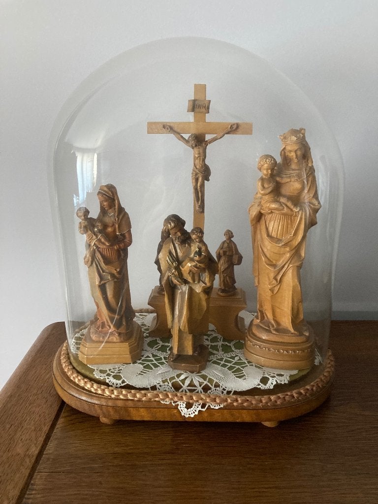 3 glazen stolpen met beelden, Enlèvement