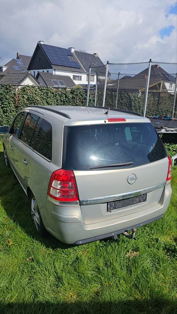 Hij heeft een Opel Zafira uit 2011 met 223.000 km op de tell, Enlèvement ou Envoi, Opel