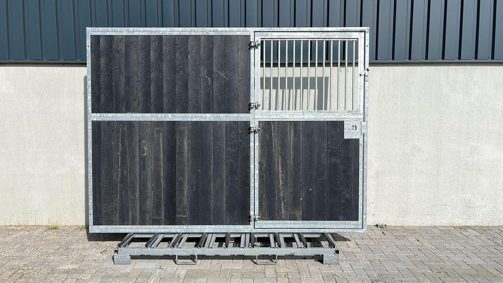 Voorwand met deur rechts | 3000 x 2200 mm. | Nieuw, Dieren en Toebehoren, Stalling en Weidegang, Opfok, Stalling, Weidegang, Accessoires