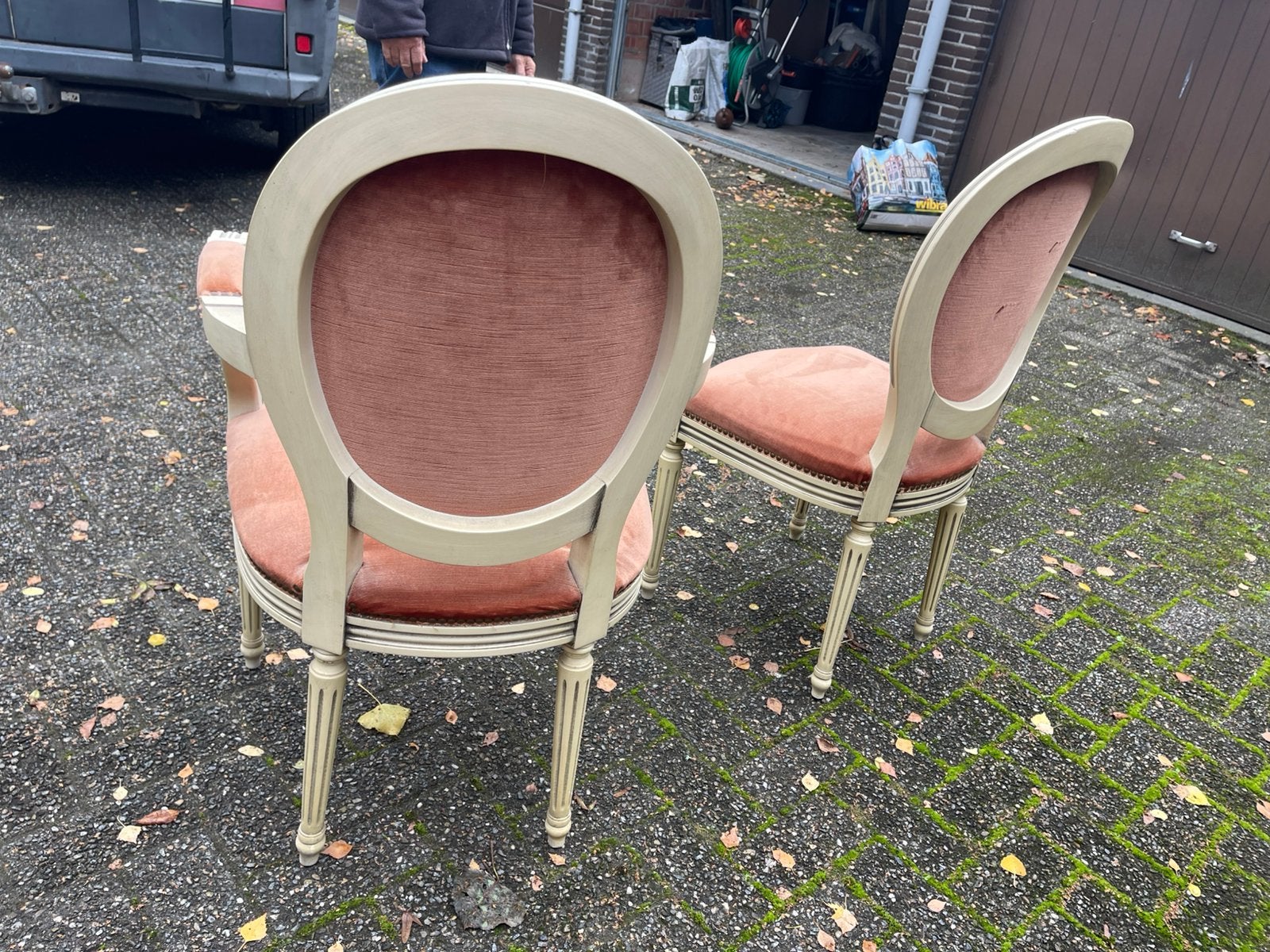 Antieke stoelen, Ophalen