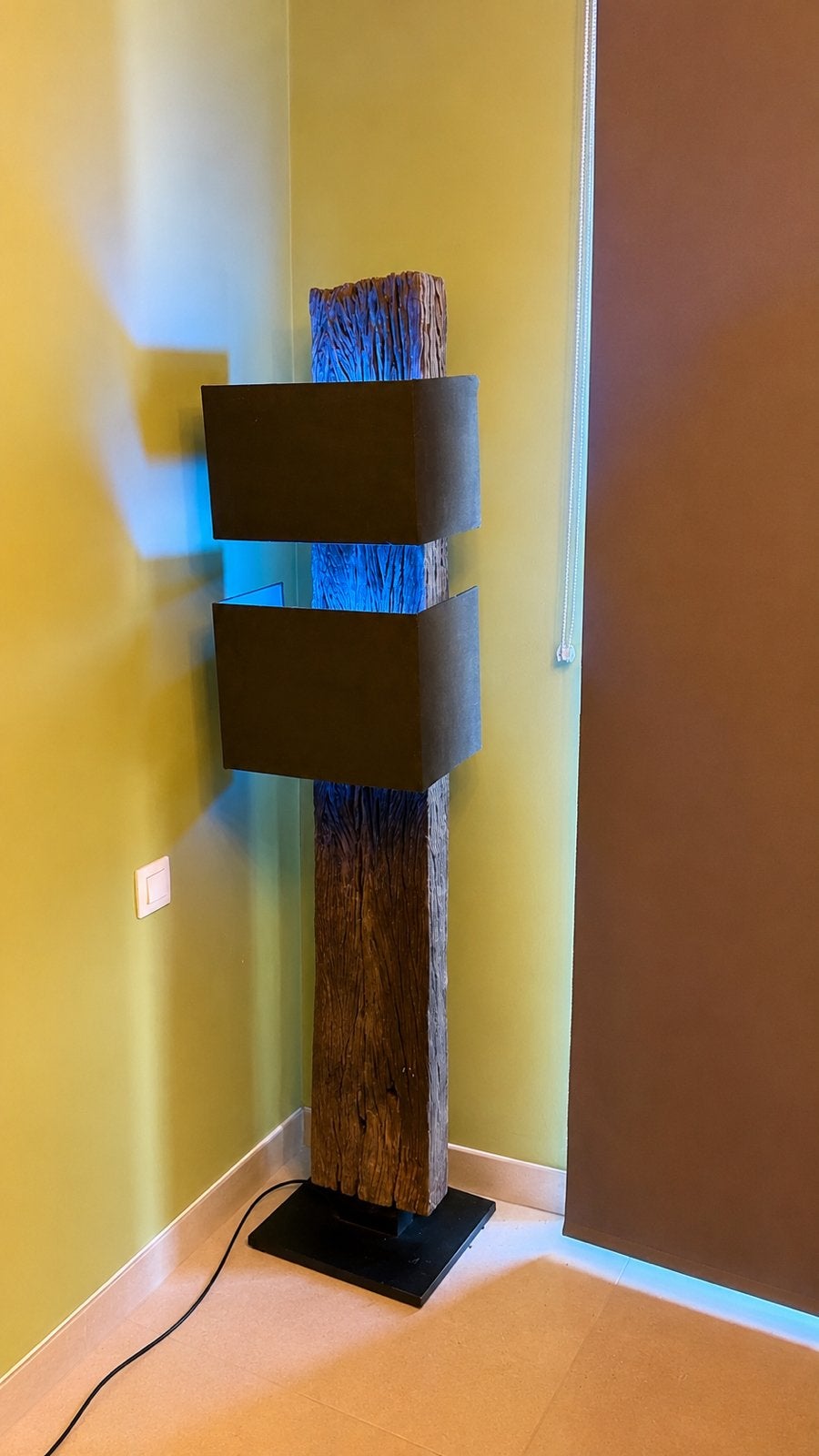Unieke staande lamp uit treinbiels, Huis en Inrichting, Lampen | Vloerlampen, Ophalen, Zo goed als nieuw, Hout, 150 tot 200 cm