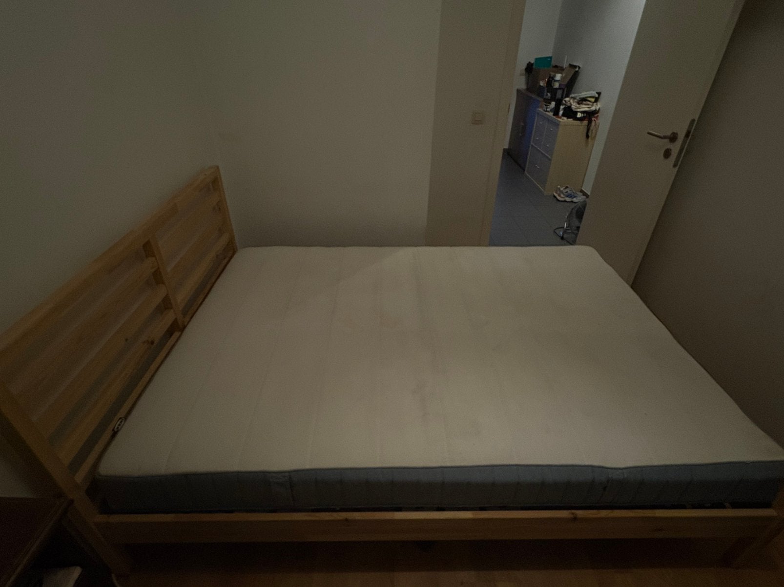 Double bed (180*200) in excellent condition and comfortable., Maison & Meubles, Chambre à coucher | Lits, Enlèvement, Comme neuf