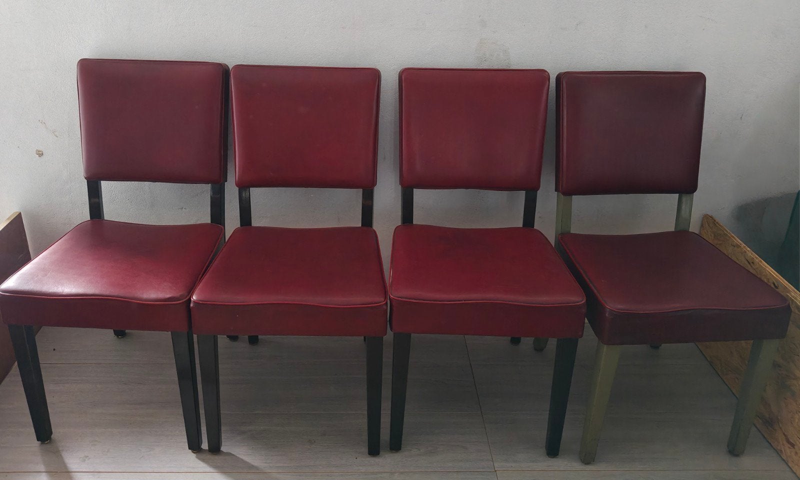 SIÈGE EN CUIR. PIEDS EN MÉTAL, Enlèvement
