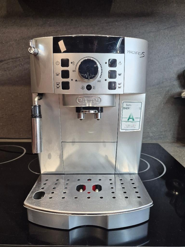 DeLonghi Magnifica S — Entièrement automatique, Réservoir d'eau amovible, Café en grains, Utilisé, 10 tasses ou plus