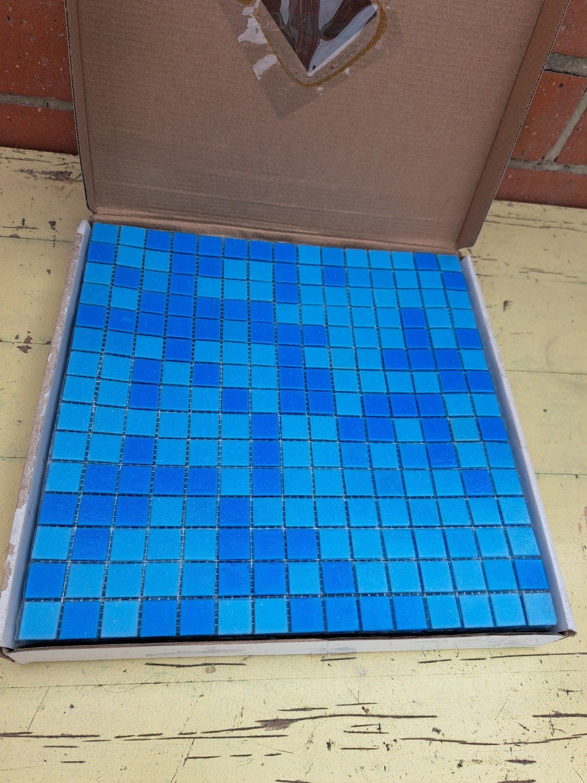 Nouvelle mosaïque de verre, Enlèvement