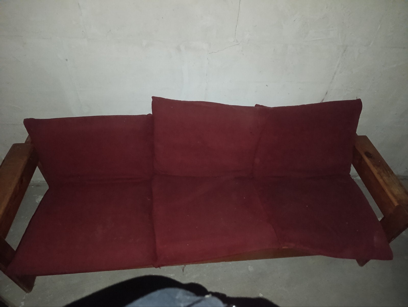 Canapé 3 places en bois avec coussins bordeaux, Enlèvement