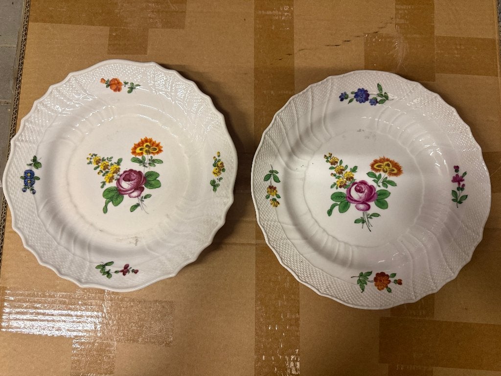 2 assiettes anciennes en porcelaine  Schumann Bavaria Dresde, Enlèvement ou Envoi