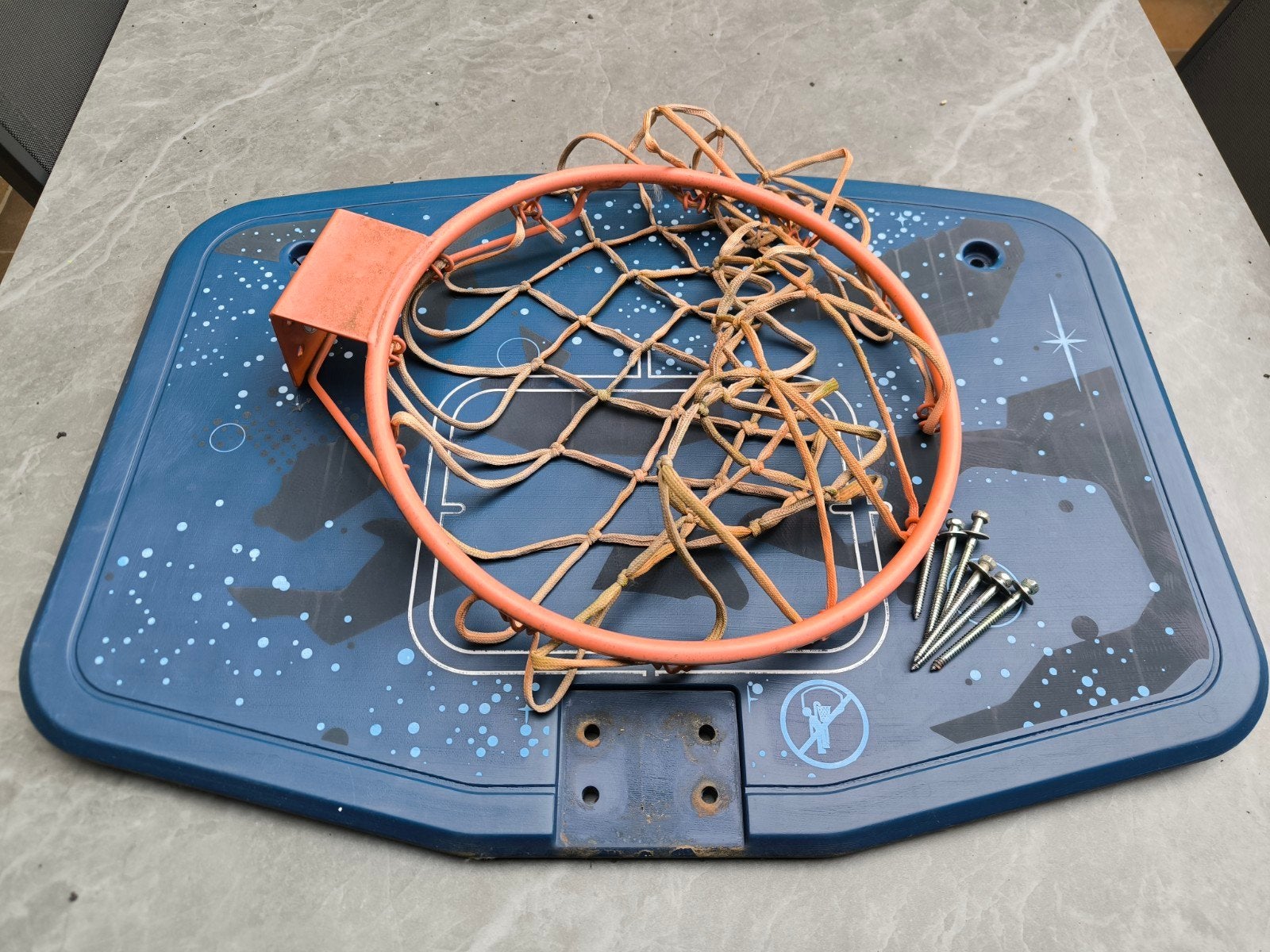 Basketbalplaat met basketbalring, Ophalen