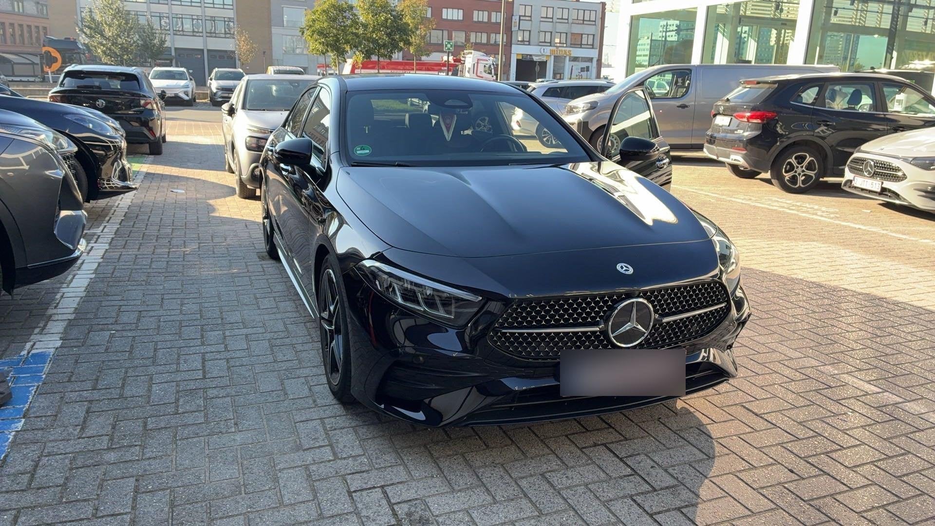 Mercedes-Benz A-Klasse Limousine A 180 AMG Line FACELIFT | C, Auto's, 4 deurs, Gebruikt, 4 cilinders, 136 pk