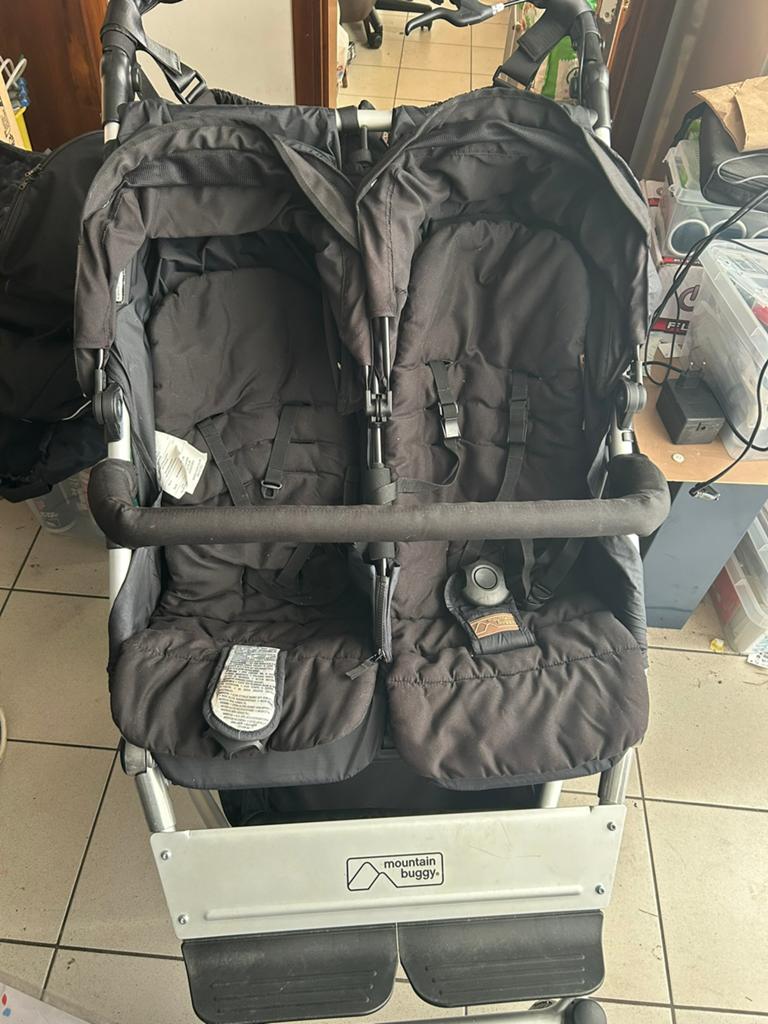 Moutain Buggy V3 (22kg par enfant) + siège auto, Enlèvement, Utilisé