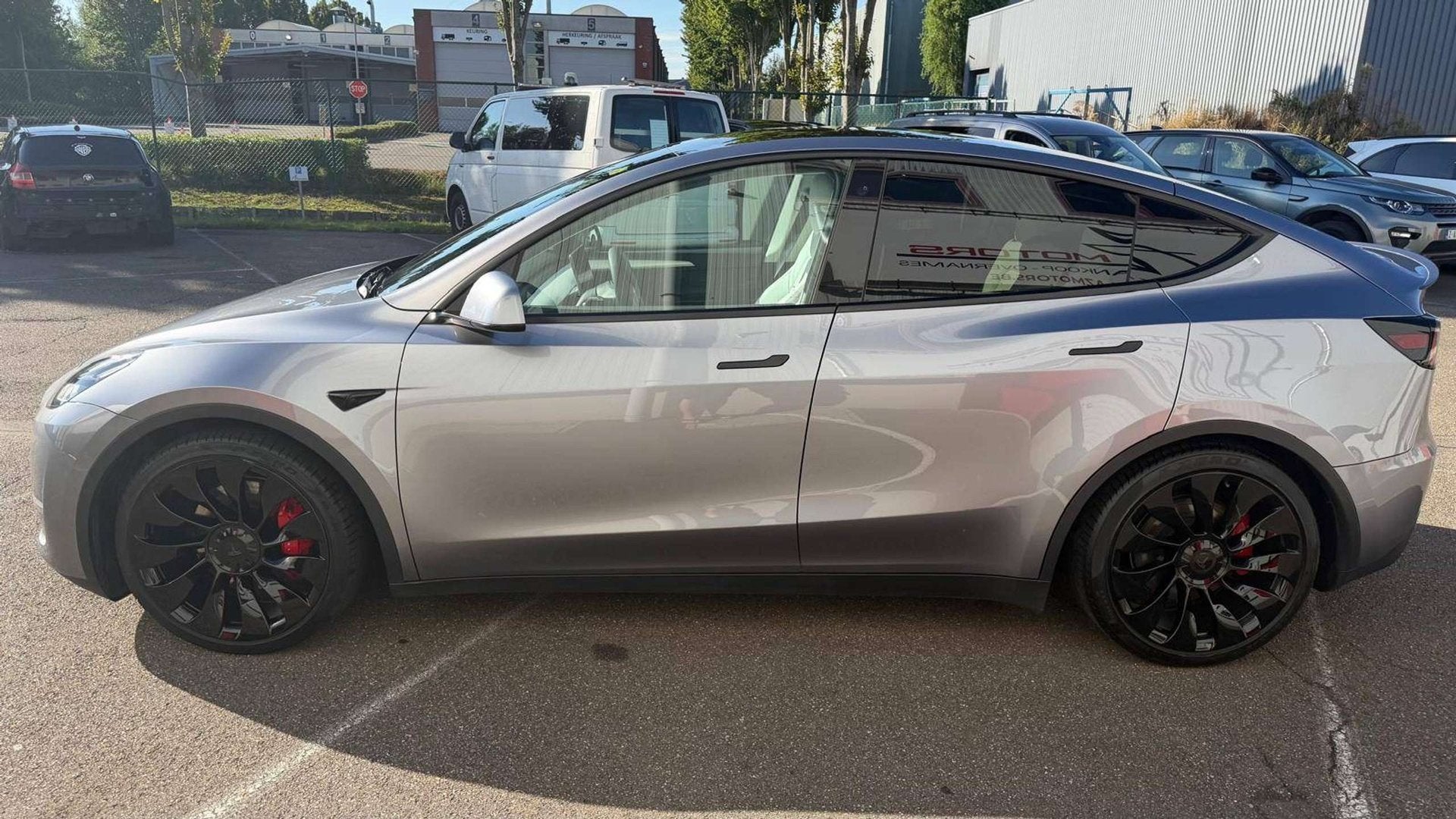 Tesla Model Y 79 kWh Dual Motor Performance (393 kW) Keyless, Auto's, Tesla, Automaat, Dealer onderhouden, 5 deurs, Zilver of Grijs