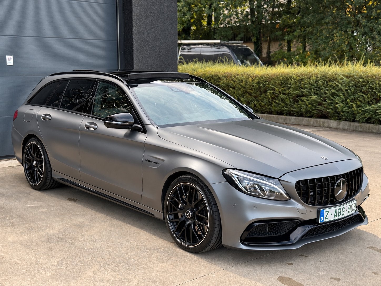 MERCEDES C63 AMG - LICHTE VRACHT - PANO - TREKHAAK - CAMERA, Autos, Cuir, Argent ou Gris, 1800 kg, Entreprise