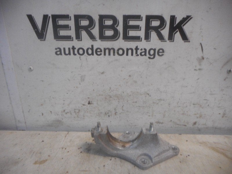 SUPPORT PALIER CARDAN Ford Focus (01-1970/-) (bv61-3k305-ab), Henry-Ford-Straße  1
50735  Köln, DE, Ford-Werke GmbH, Kunden@ford.com