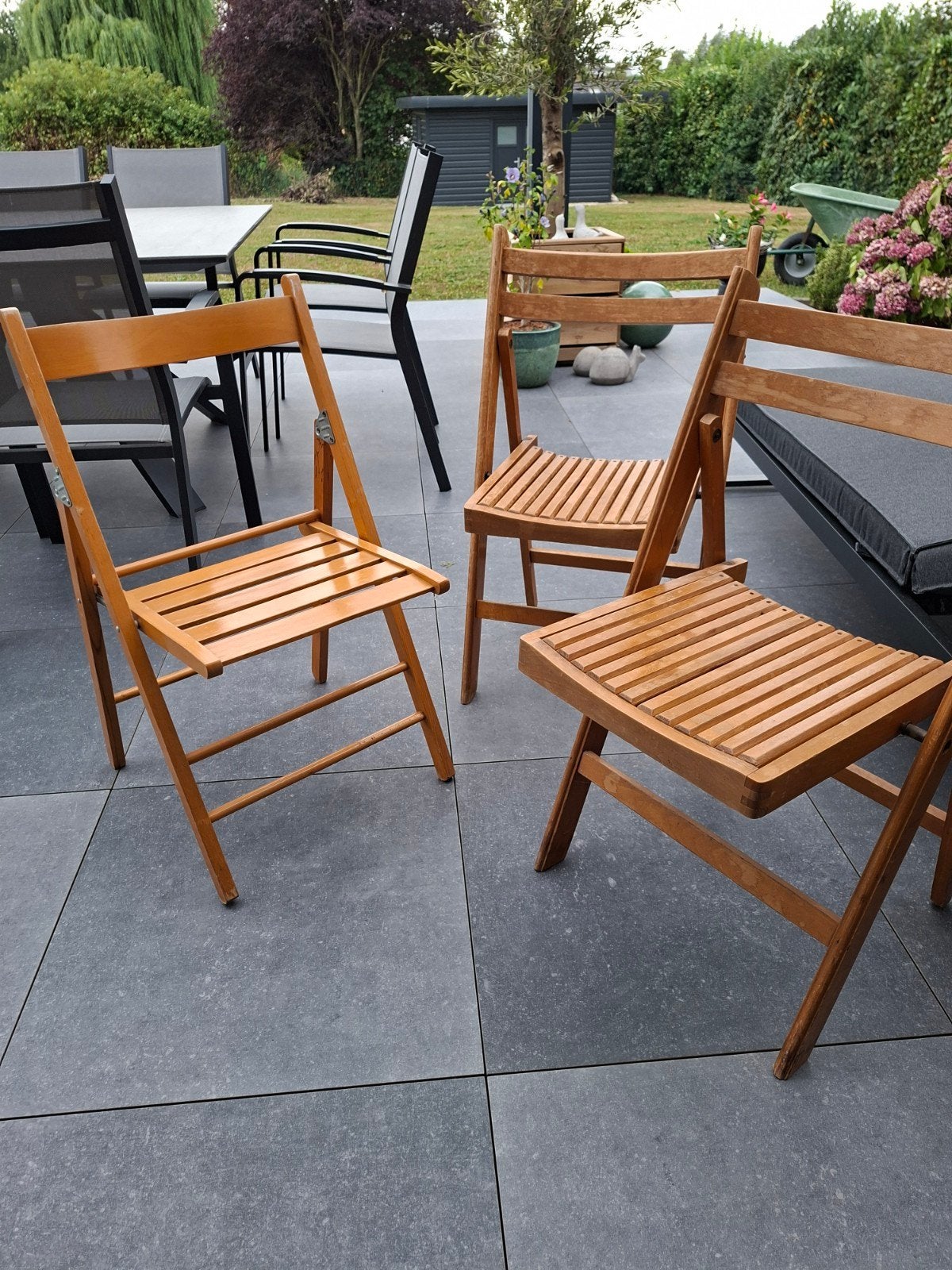 Drie VINTAGE tuinstoelen in gelakt hout., Ophalen, Hout