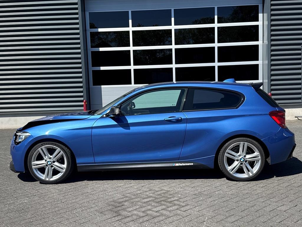 BMW 1-serie 114i Upgrade Edition, M Sport, airco, cruise con, Auto's, Gebruikt, Zwart, 4 cilinders, Leder