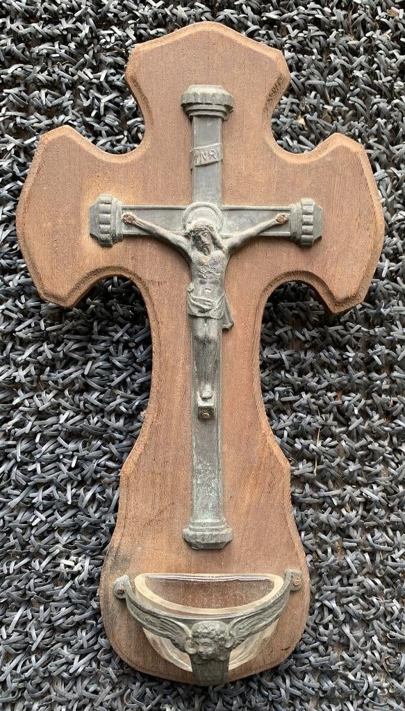 Jezus aan kruis met wijwaterbakje, Enlèvement
